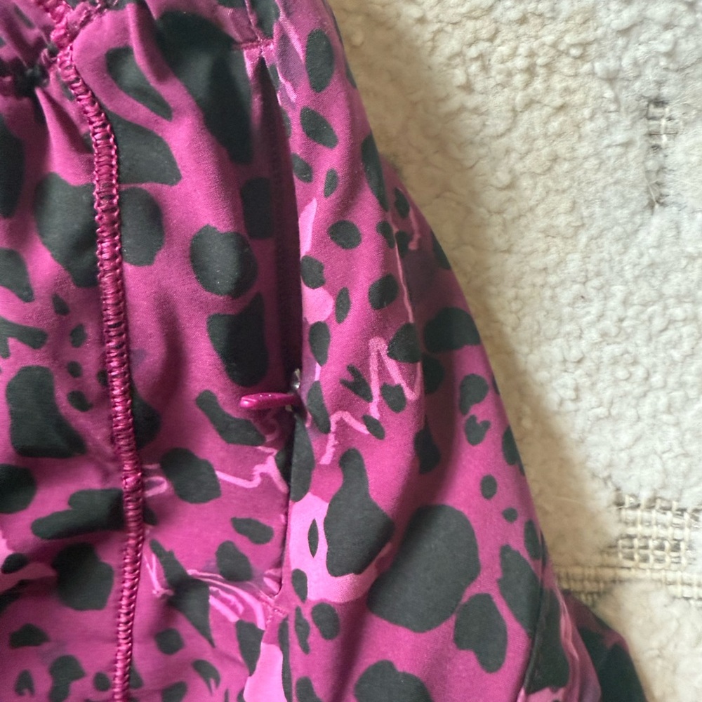 Lululemon track that high rise short size 4 - Picture 6 of 7